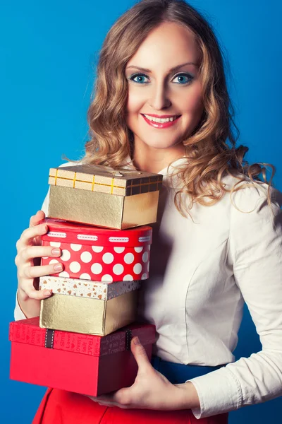 Kvinna med en presentförpackning — Stockfoto