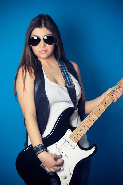 Belle jeune femme avec guitare — Photo