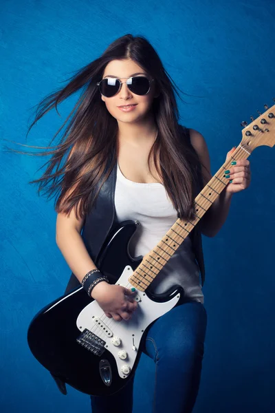 Piękna młoda kobieta z gitarą — Zdjęcie stockowe