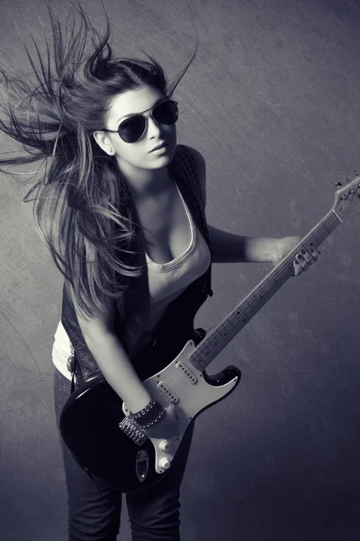 Krásná mladá žena s kytarou — Stock fotografie