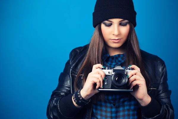 Beautiful young woman holding camera — Stock Photo, Image