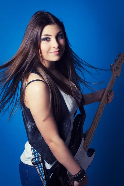 Belle jeune femme avec guitare — Photo