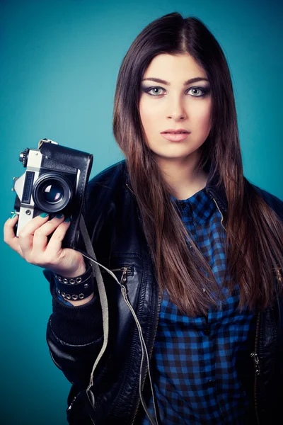 Beautiful young woman holding camera — Stock Photo, Image