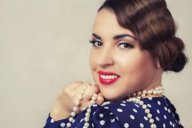 Retro kadın yüzü gülüyor