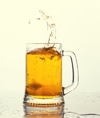 bira kabarcıkları ile bir fincan