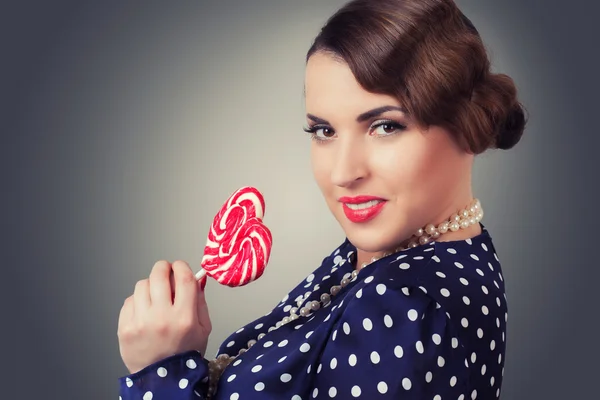 Žena s lízátko ve tvaru srdce — Stock fotografie