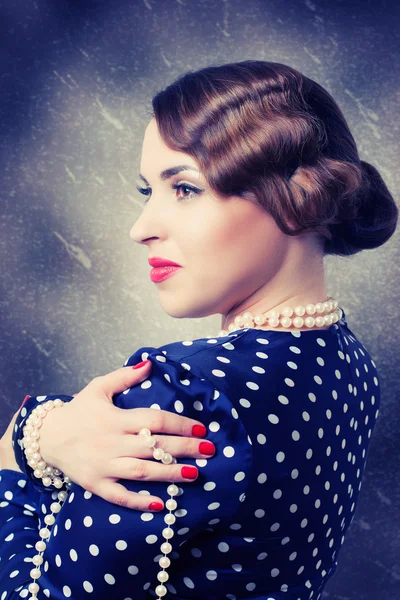 Chica con collar de perlas — Foto de Stock