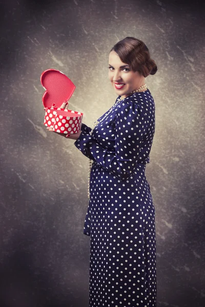Mulher com caixa de presente em forma de coração — Fotografia de Stock