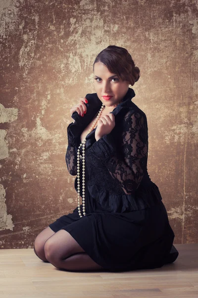 Mujer con collar de perlas —  Fotos de Stock