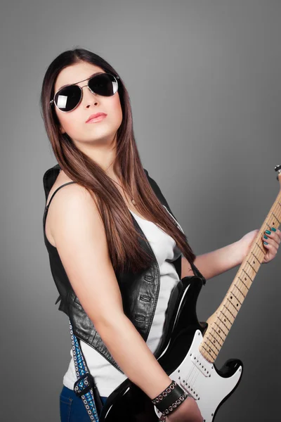 Жінка в сонцезахисних окулярах з гітарою — стокове фото