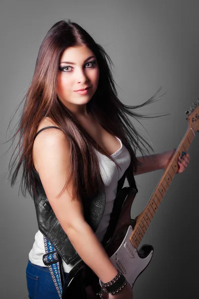Brunetka kobieta z gitara — Zdjęcie stockowe