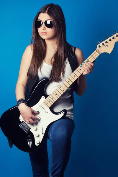 Femme en lunettes de soleil avec guitare — Photo