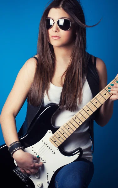Kvinna i solglasögon med gitarr — Stockfoto