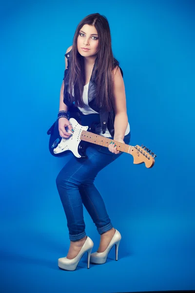Senhora com guitarra — Fotografia de Stock