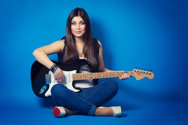 Vacker kvinna med gitarr — Stockfoto