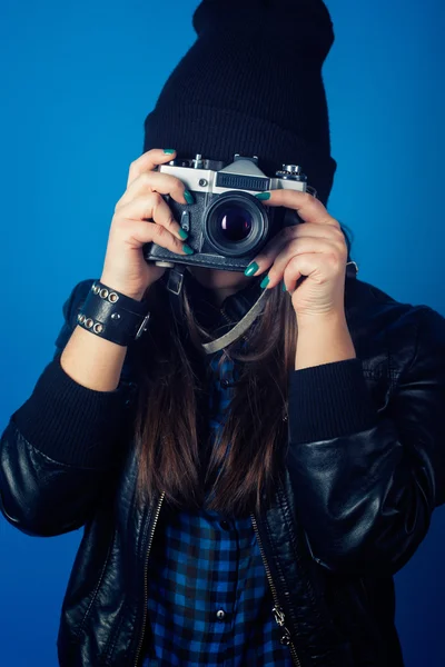 Female in hat taking picture — Stock Photo, Image