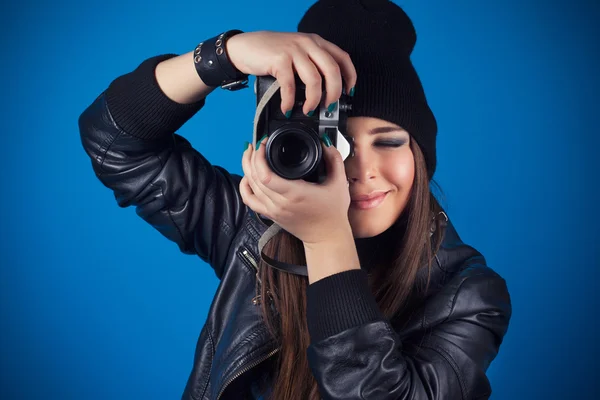 Femme souriante en chapeau prenant des photos — Photo