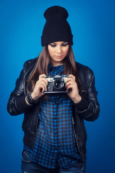 Girl in hat with camera — Stock Photo, Image
