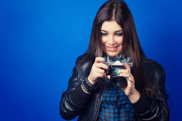 Vrouw kijken naar camera scherm — Stockfoto