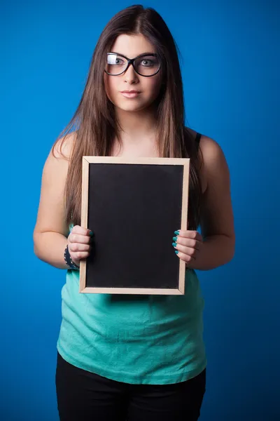 Kvinna anläggning blackboard — Stockfoto