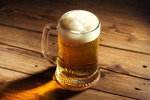 Becher Bier mit Schaum — Stockfoto