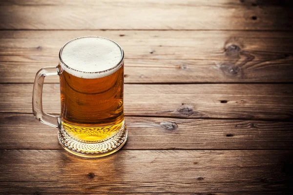 Taza de cerveza en la mesa — Foto de Stock