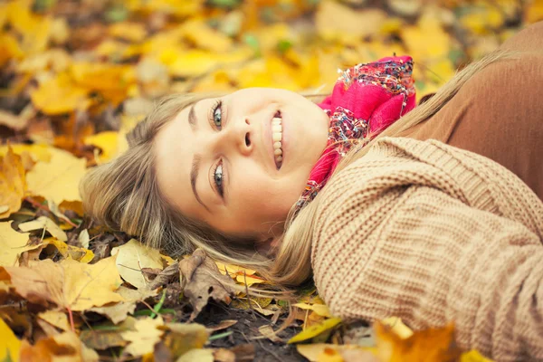 Woman in autumn park — Stock Photo, Image