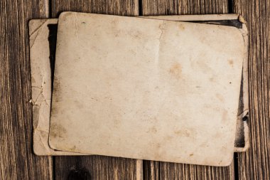 Ahşap arka planda eski kağıt