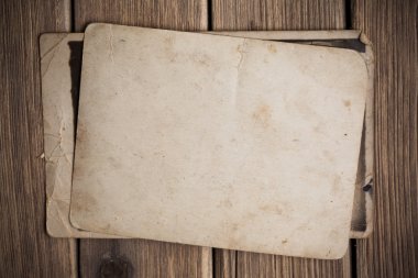 Ahşap arka planda eski kağıt