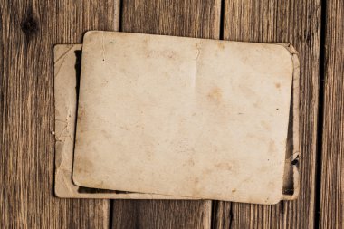 Ahşap arka planda eski kağıt