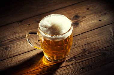 bira ahşap arka plan üzerine bir fincan 