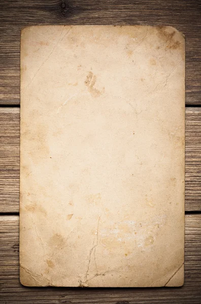 Ahşap arka planda eski kağıt