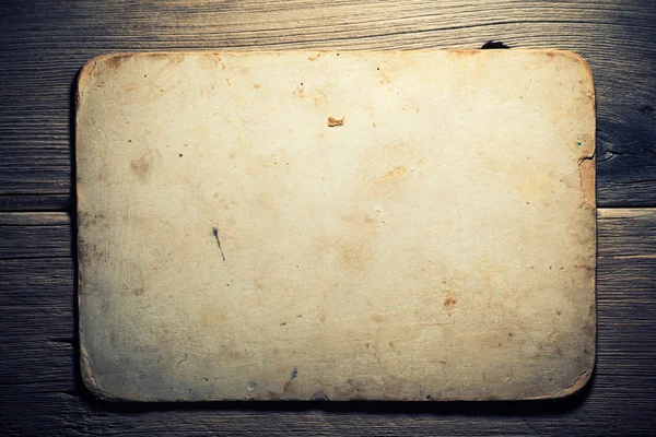 Altes Papier auf dem Holzgrund — Stockfoto