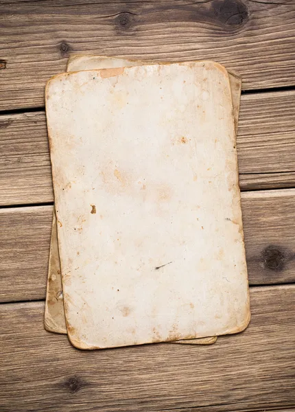 Ahşap arka planda eski kağıt — Stok fotoğraf