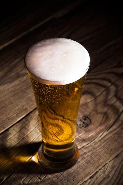 Korsó sör a fából készült háttér — Stock Fotó