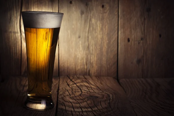 Кубок пива на дерев'яному фоні — стокове фото