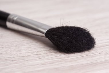 ahşap masa üzerinde çeşitli kozmetik