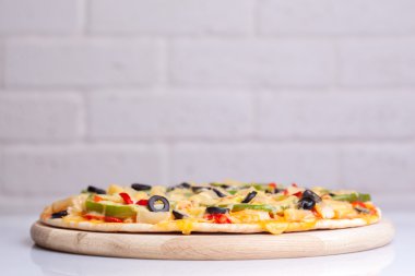 beyaz zemin üzerine sıcak ve lezzetli pizza 