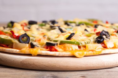 lezzetli İtalyan pizza tahta masada görev yaptı. 