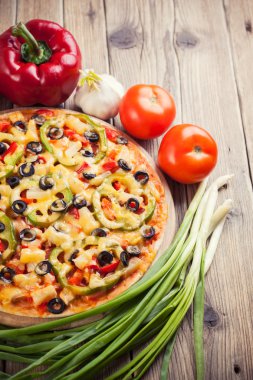 lezzetli İtalyan pizza tahta masada görev yaptı.