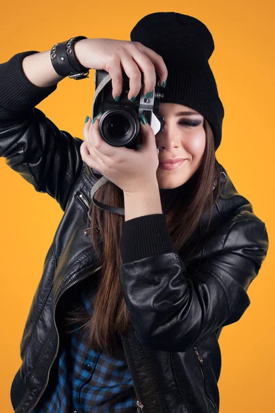 Bella giovane donna che tiene la fotocamera — Foto Stock