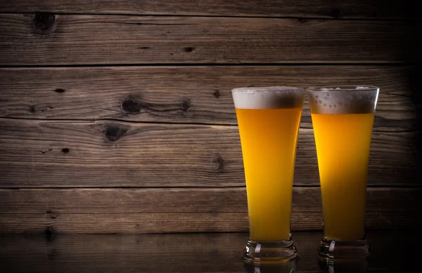 Стеклянное пиво на деревянном фоне — стоковое фото