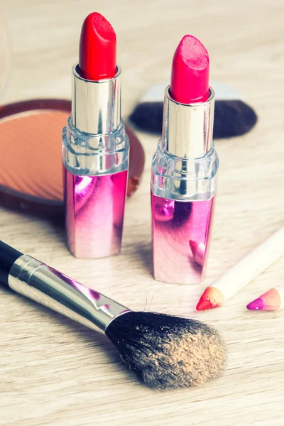 Různé kosmetiky na dřevěný stůl — Stock fotografie