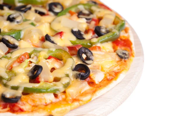 Warm en smakelijke pizza op witte achtergrond — Stockfoto