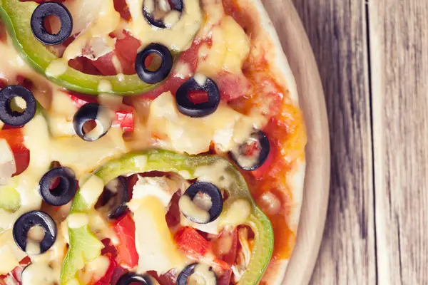 Delicious italian pizza served on wooden table — Stock Photo, Image