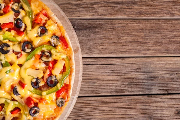 Heerlijke Italiaanse pizza geserveerd op houten tafel — Stockfoto