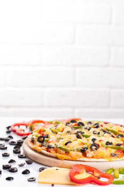 Tasty pizza with vegetables — Stock Photo, Image