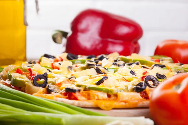 Heerlijke Italiaanse pizza geserveerd op houten tafel — Stockfoto