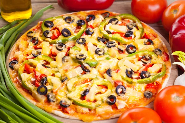 Deliciosa pizza italiana servida sobre mesa de madera — Foto de Stock