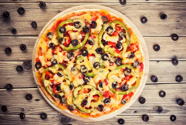 Delicious italian pizza served on wooden table — Stock Photo, Image